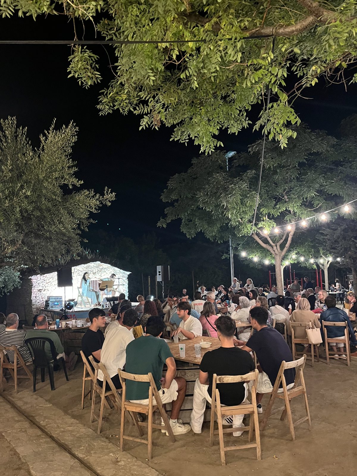 L'ambient de nit sota els arbres