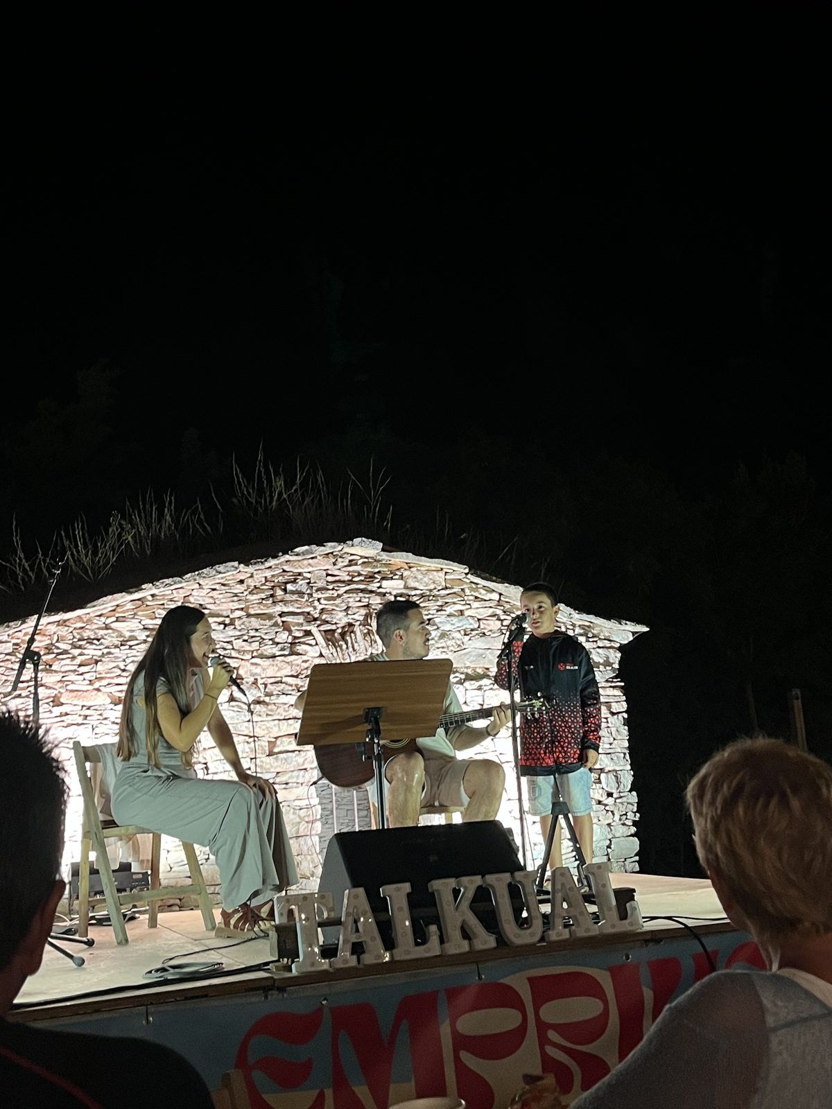 Actuació a l'escenari de l'Emprius