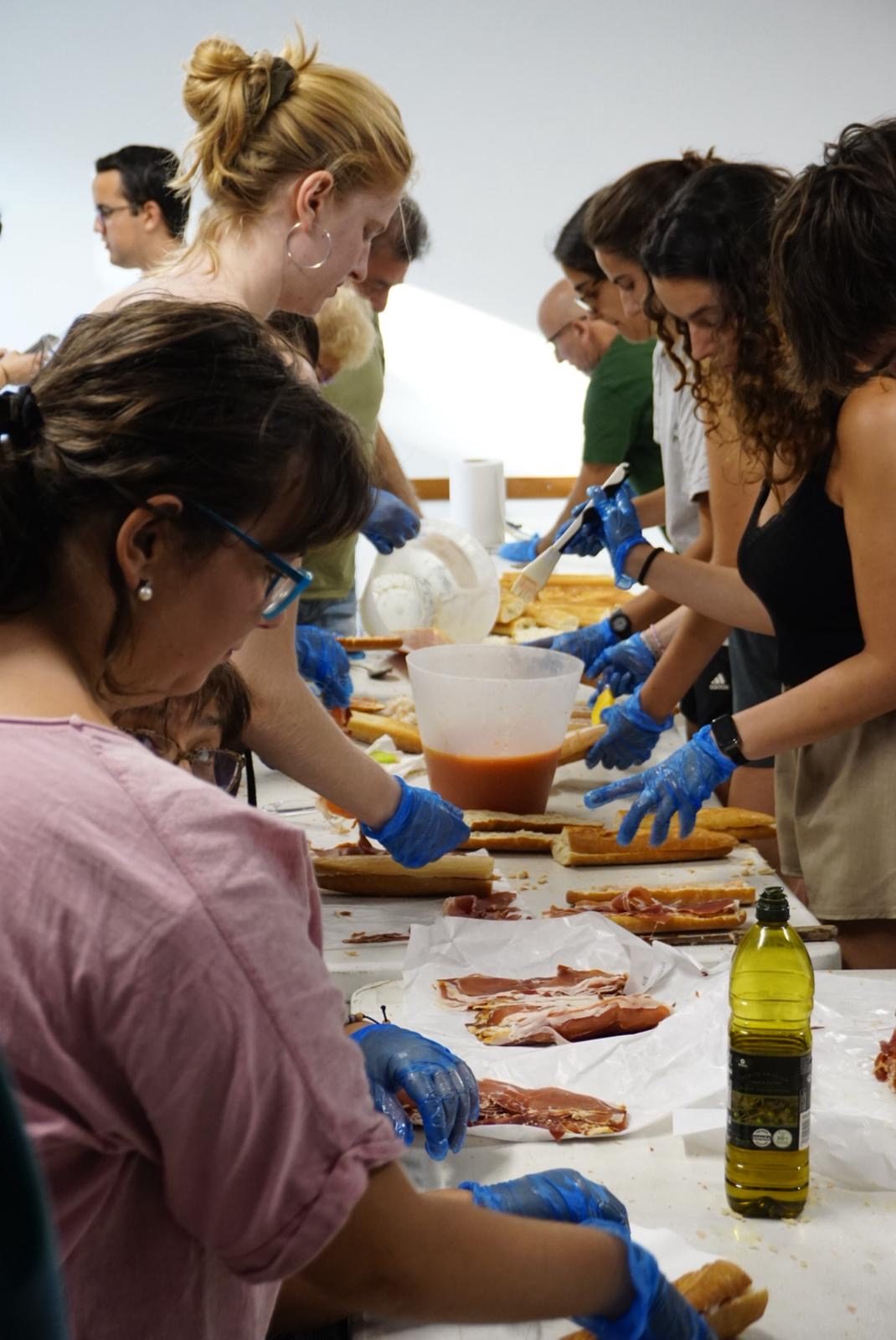Preparant el pa amb tomàquet del sopar