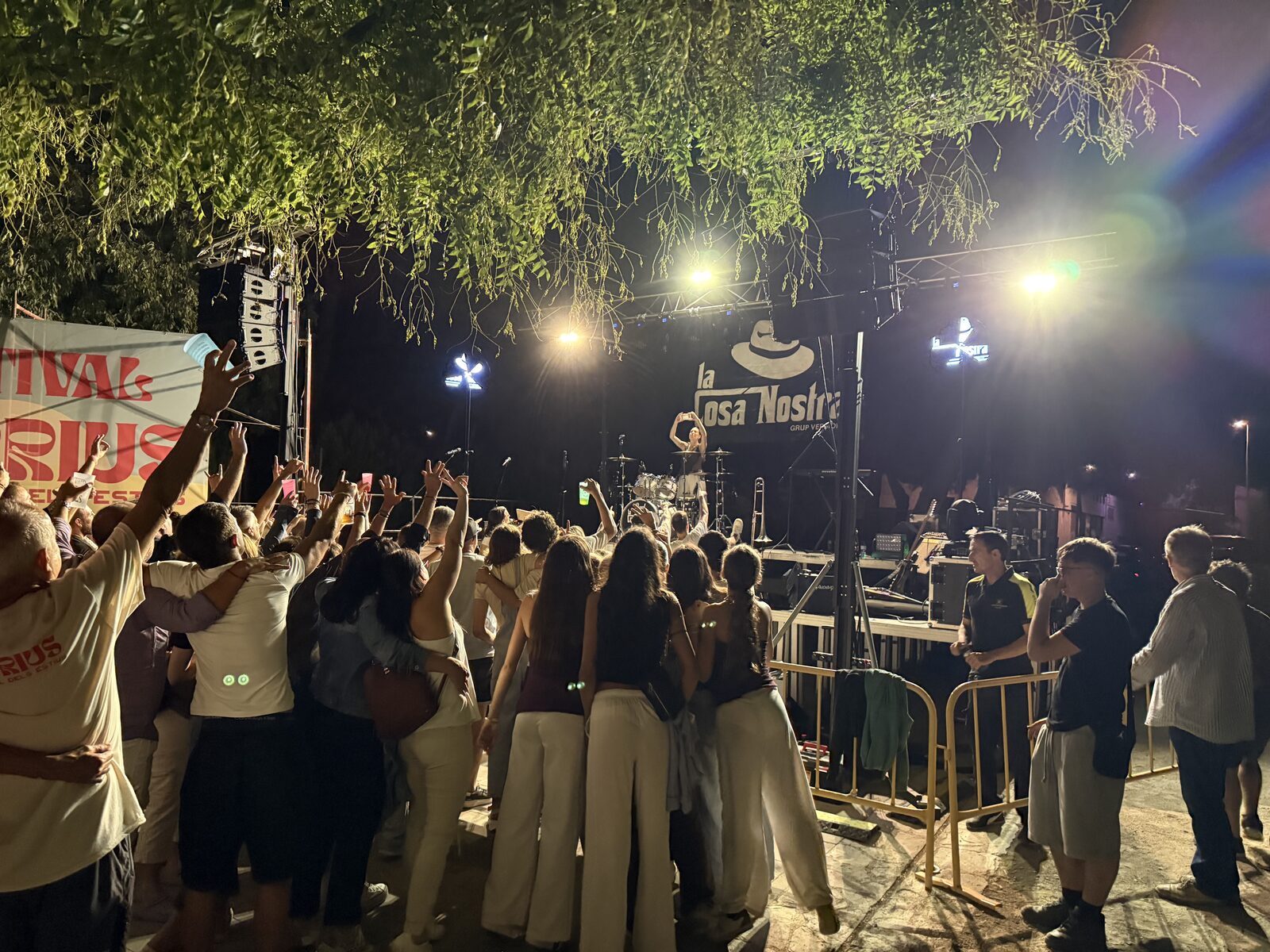 Braços enlaire davant l'escenari amb La Cosa Nostra