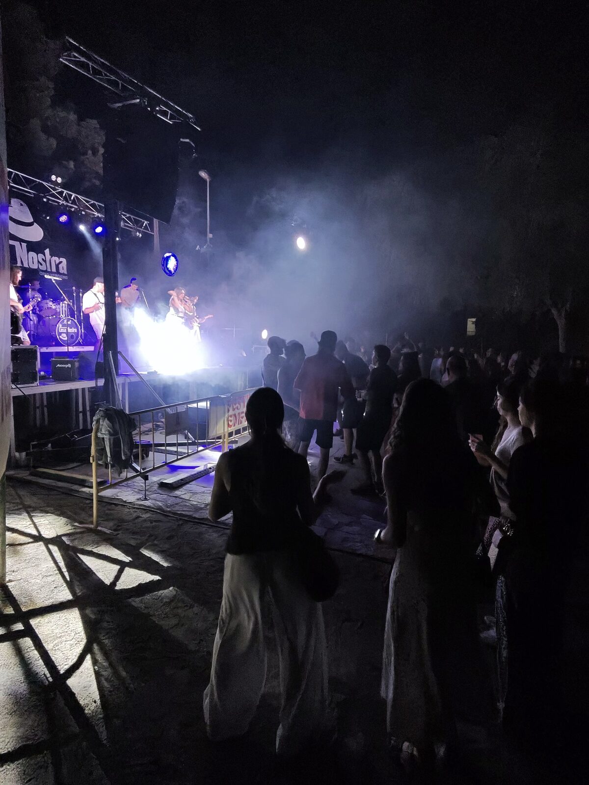L'escenari vist de costat, en plena actuació