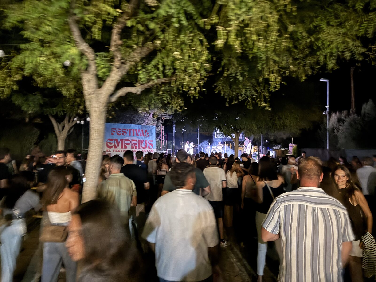 L'escenari amb la pancarta del Festival Emprius, davant la gentada