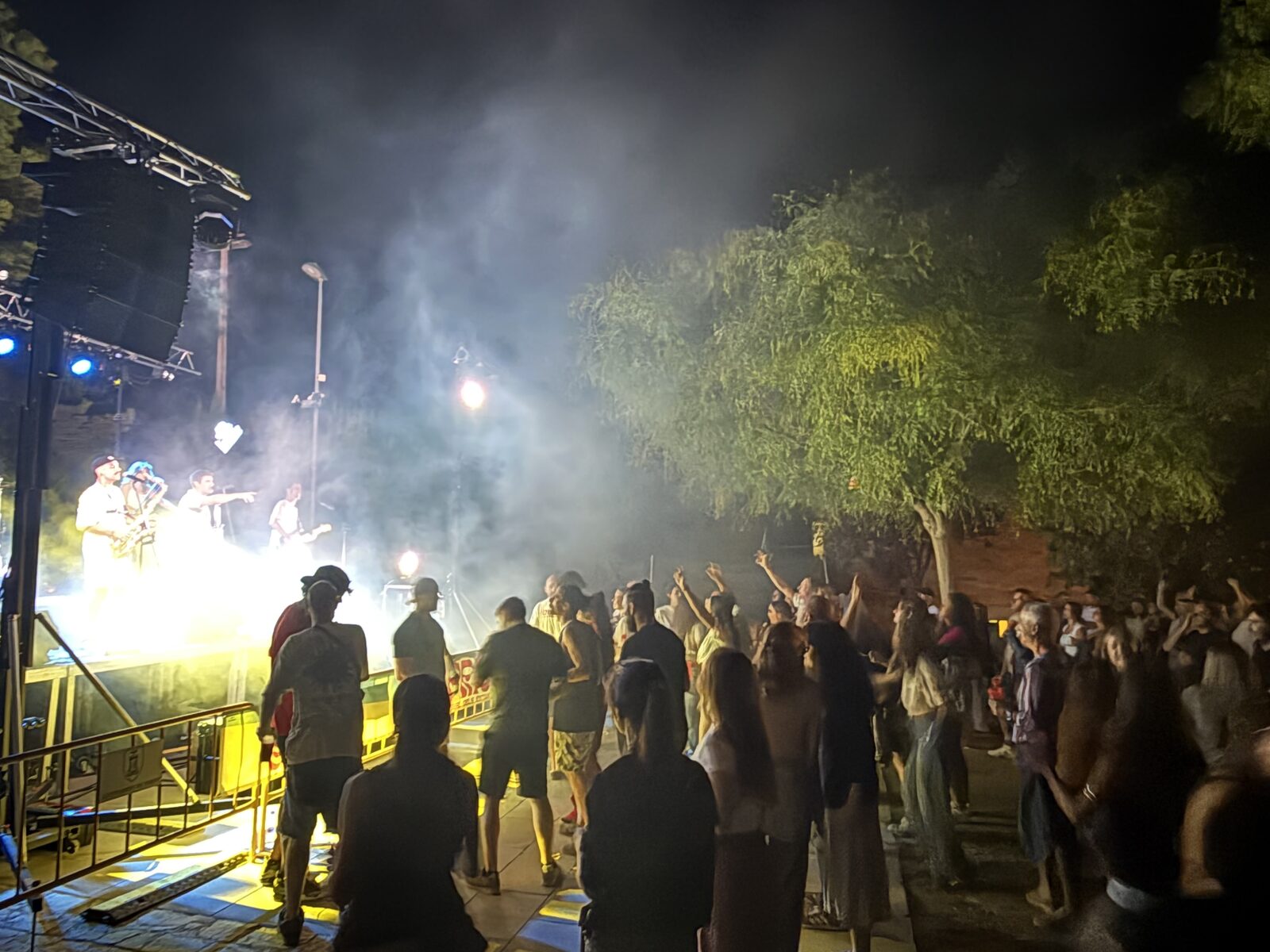 Fum i llums a peu d'escenari