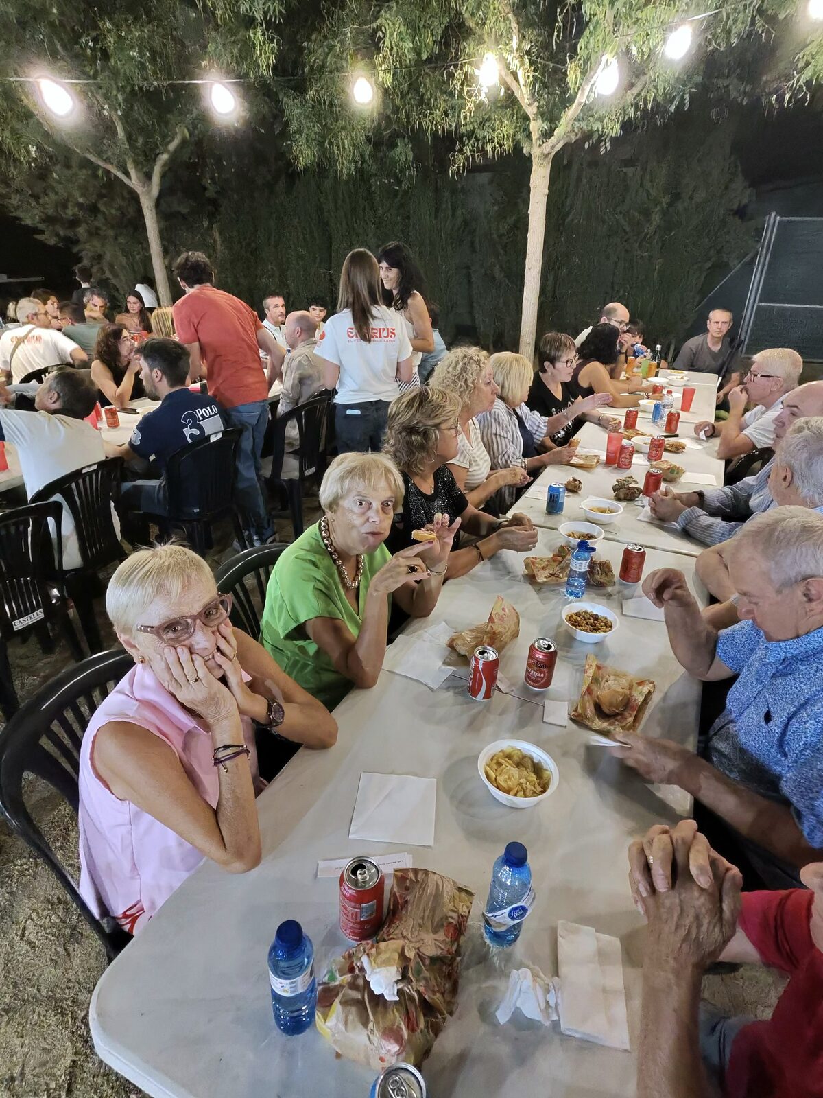 El sopar popular, taules plenes de gom a gom