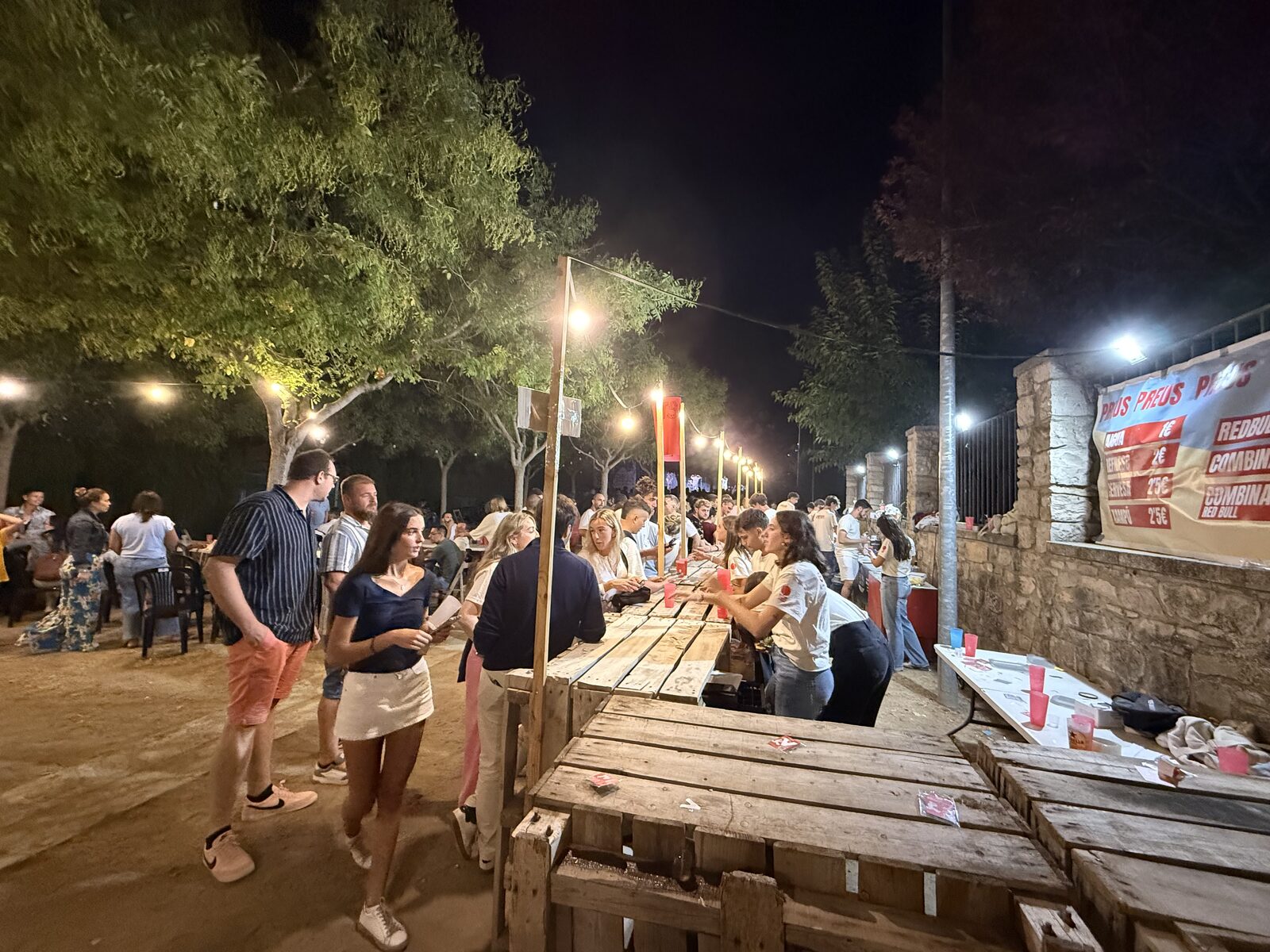 L'ambient del vespre a les taules del sopar
